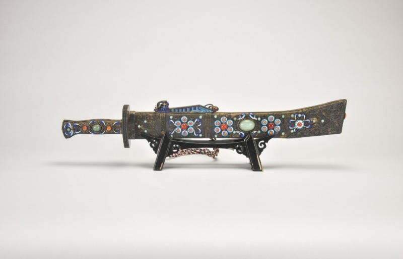 A Group of Three Snuff Bottles. Late Qing Dynasty&ndash;Republic Period