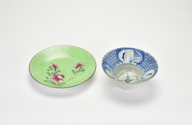 A Famille Rose Green-Ground Dish and A Blue and White Bowl (2)