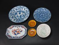 17th to 19th Century-A Blue And White Dish And Beige Ground ‘Dagon’ Dish