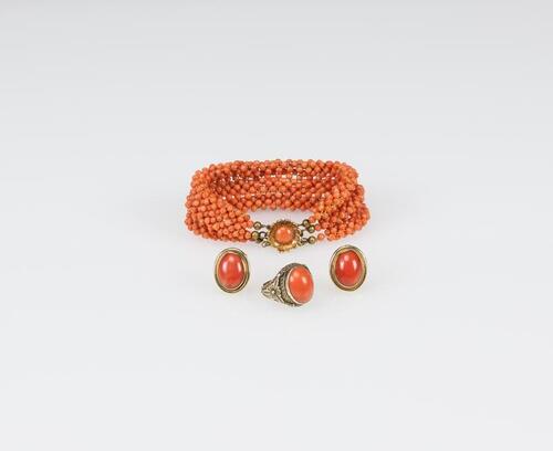 Late Qing-A Set Of Coral, Bracelet, Ear Rings and Ring