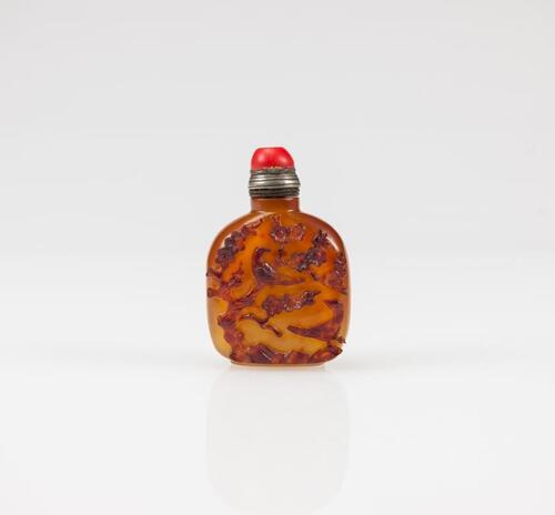 An Agate Carved &#8216;Magpie&#8217; Snuff Bottle