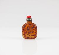 An Agate Carved &#8216;Magpie&#8217; Snuff Bottle