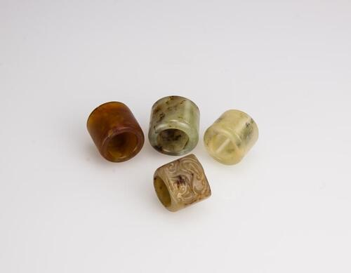 Qing - A Group Of Four Agate Archers Rings