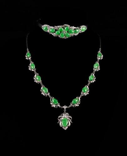 A Set Of Jadeite Braclets And Necklace Mounted With 18K White Gold