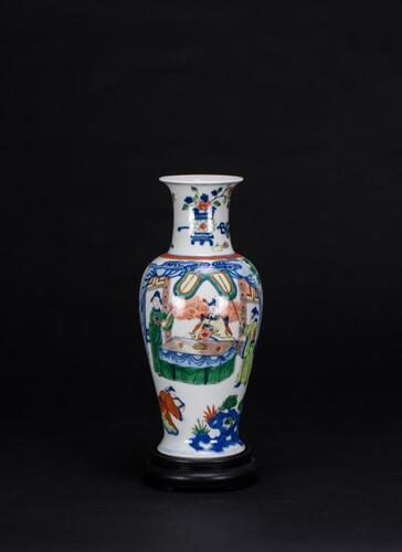 Qing-A Wu Cai ‘Off icial Figures’ Vase(Da Ming Wanli Nian Zhi) Mark