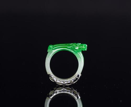 An Apple Green Jadeite Carved’Dragon’ Ring