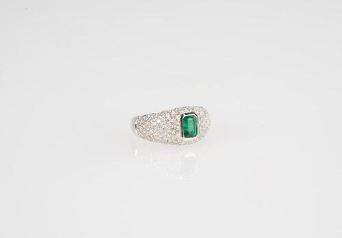 A Natual Emerald Mounted With Diamond 18k Gold Ring