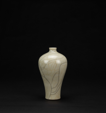 Qing-A Guan Yao Glazed Vase