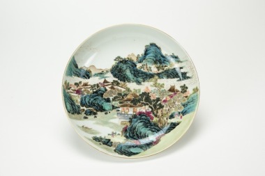 Qing - A Famille - Glaz ed ‘Landscape’ Plate.