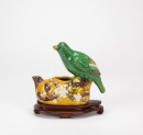 Qing - Verte San Cai ‘Bird And Plum’ Ewer (Woodstand) - 4