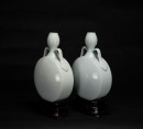 Qing - A Pair Of White Glazed Carved ‘Flowers’ Moonflask (Woodstand) - 3