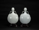 Qing - A Pair Of White Glazed Carved ‘Flowers’ Moonflask (Woodstand) - 4