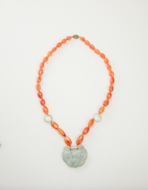 A Translucent Jadeite Pendant With Agate Beads Necklace