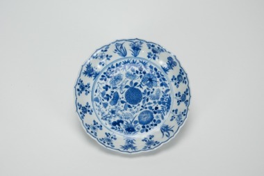 Qing - A Blue And White ‘Flowers’ Dish“Da Qing Kangxi Nain Zhi ‘ Mark D: 16.7 cm