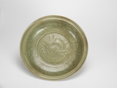 Ming - A large Longquan celadon-glazed 'Flower' dish