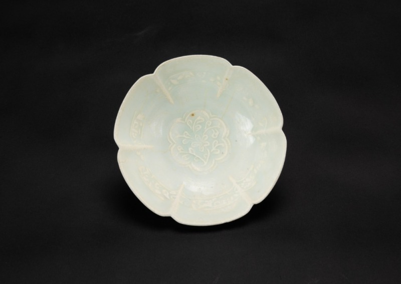 Song - A Celadon Glaz ed- Sunflower Rim Shape Molded Bowl