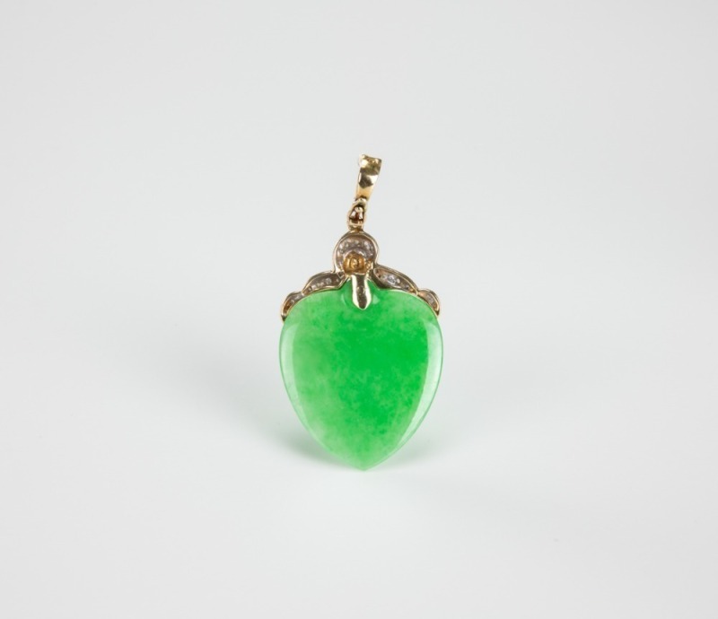 18k Glod with Diamond Mounted Hartshape Jadeite Pendant