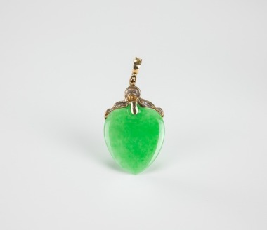 18k Glod with Diamond Mounted Hartshape Jadeite Pendant