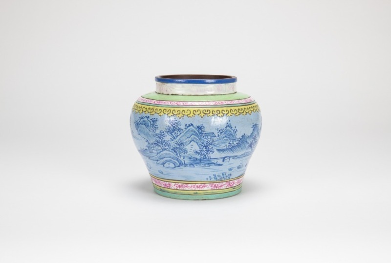 Wang Nanlin (Qing) Famille-Glazed Jar,