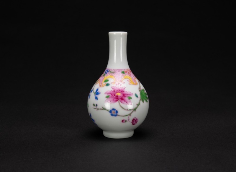 A Chinese Porcelain An Enameled “Florals” Vase,