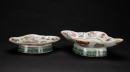 A Two Chinese Famille Glazed ‘Flowers And Figur’ Dishes (Late Qing) - 3