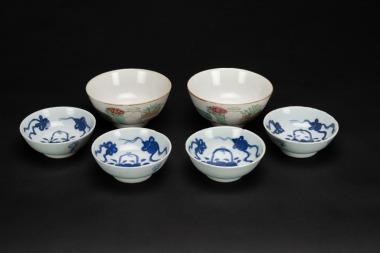 A Group Of Four Chinese Blue And White Porcelain Dishes And A Pair Of Famille Glazed Bowl