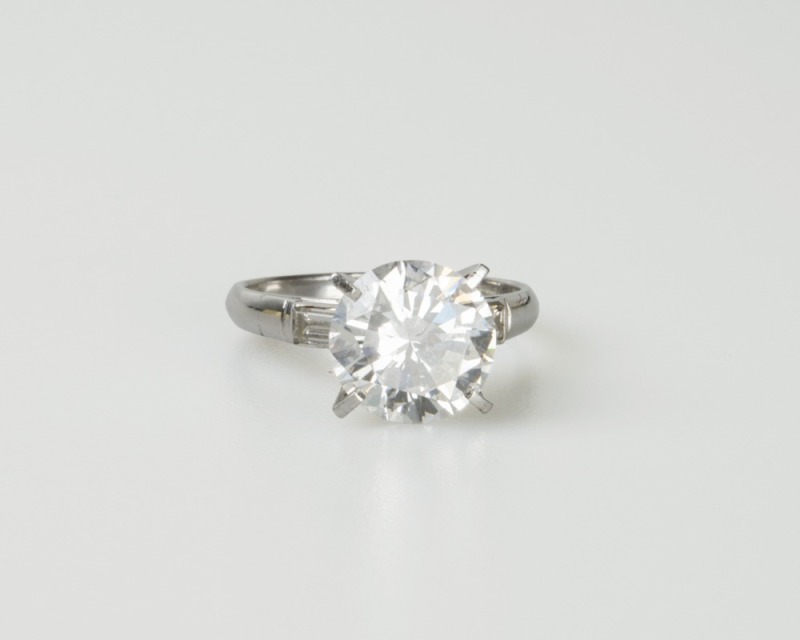 A Round Brilliant Diamond Mounted Platinum Gold Ring.