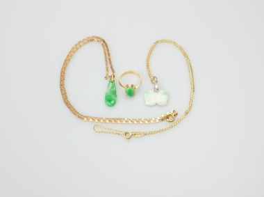 A 14k Italy Make Necklace With Jadeite Pendants,