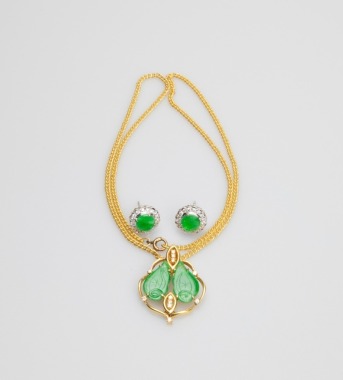 A 24k Glod Necklace With Jadeite Pendant,