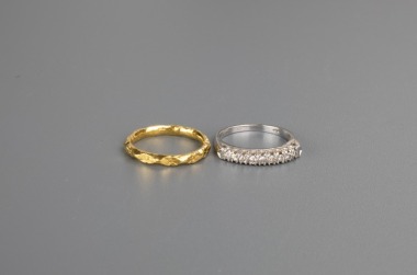 A Diamond Mounted White Gold Ring And 24k Gold Ring(2 ps)