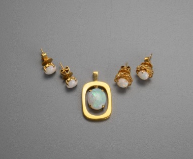 A Opal Pendant And Two Pair of Earring