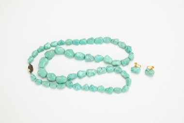 A Set of Turquoice Necklace And Earring