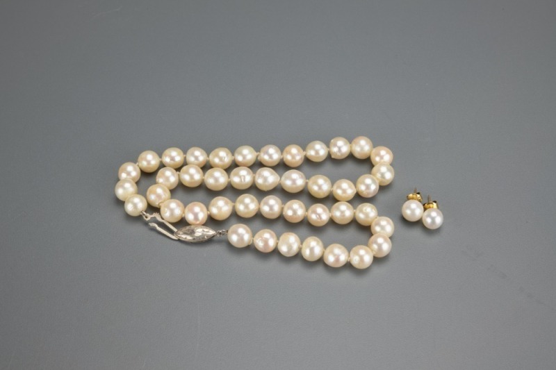 A Set of Pearl Necklace And Earring