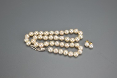 A Set of Pearl Necklace And Earring