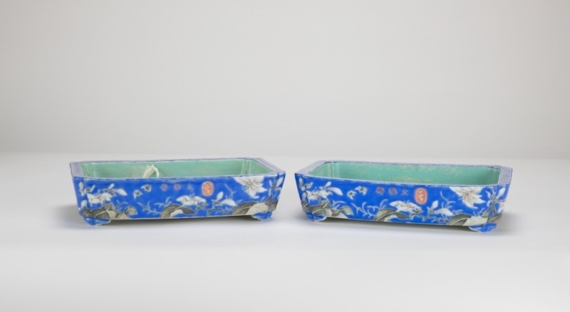 A Pair Of 'Dayazhai' Lavender Blue Ground 'Grisaille'-Decorated Narcissus Trays.