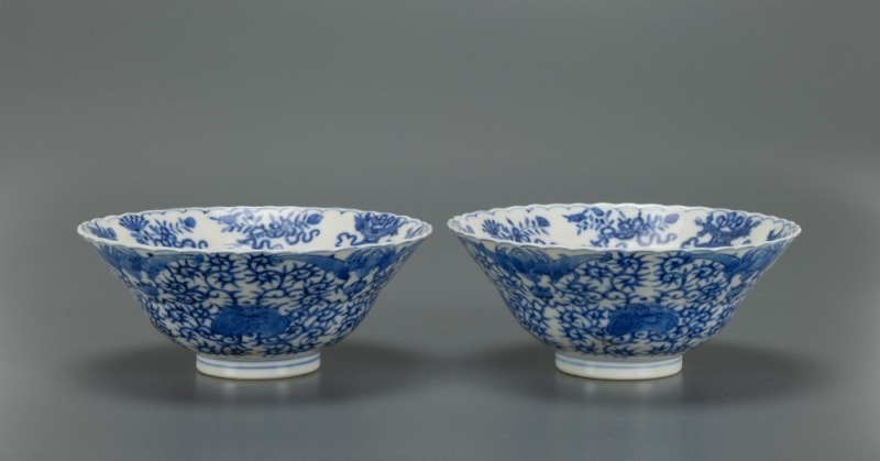 A Pair Of Blue And White &lsquo;Fu Shou&rsquo; Bowles.