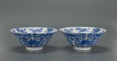 A Pair Of Blue And White &lsquo;Fu Shou&rsquo; Bowles.
