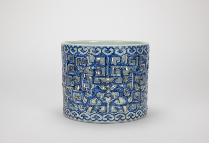 A Blue And White Porcelain Carved&rsquo;Double Chilung&rsquo; Brush Pot.