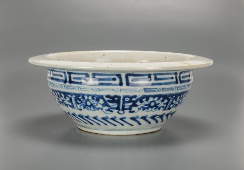 A Blue And White Flower Pot. Late Qing Dynasty
