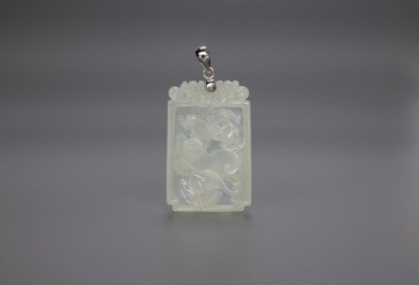 A Semi-Translucen Jadeite Carved &lsquo;Fu,Shuo&rsquo; Mounted With 18k Gold Pendant.