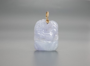 A Lavender Jadeite Carved &lsquo;Hans&rsquo; Mounted With 18k Gold Pendant.