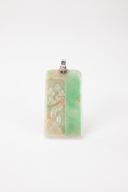 A Green Jadeite Carved &lsquo;Weath Flower Blossom &lsquo; Pendant.