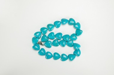A Turquoise Carved Heart Shape Bead Necklace