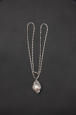A White Gold Necklace With Pearl Pendant