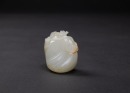 A Russet White Jade Carved &lsquo;Treasure Bag And Bat&rsquo; Pendant - 3