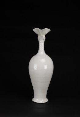 A Ding Kiln White Glazed &lsquo;PhoeniXe Head&rsquo; Vase