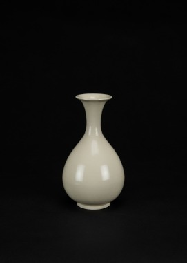 A White Glazed &lsquo; Yuhuchun&rsquo; Vase.