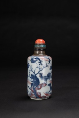A Large Iron - Red Underglaze Blue &lsquo;Tewlve Zodiac&rsquo; Snuff Bottle