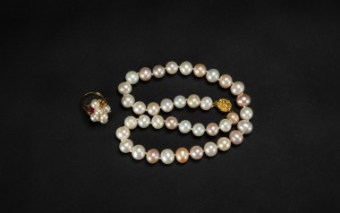 A Set of Pearl Necklace And Ring. (2 Pcs)