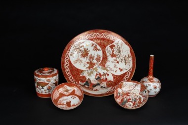 Japane - A Set Of Five Red Glazed And Gilted Porcelain Dishes And Vase